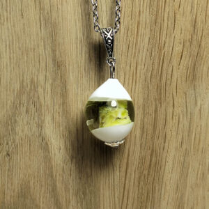 Pendentif Vert Bois - Noyau de Vie