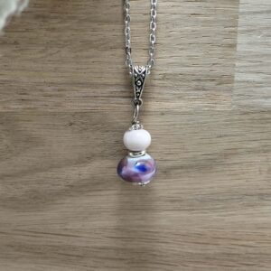 Pendentif Blanc et Violet - Petite poupée de Brume