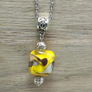Pendentif Terre Jaune – La Terre Apaisée