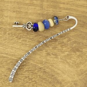 Marque-page en verre filé bleu – sérénité et intuition | Éclats d’verre